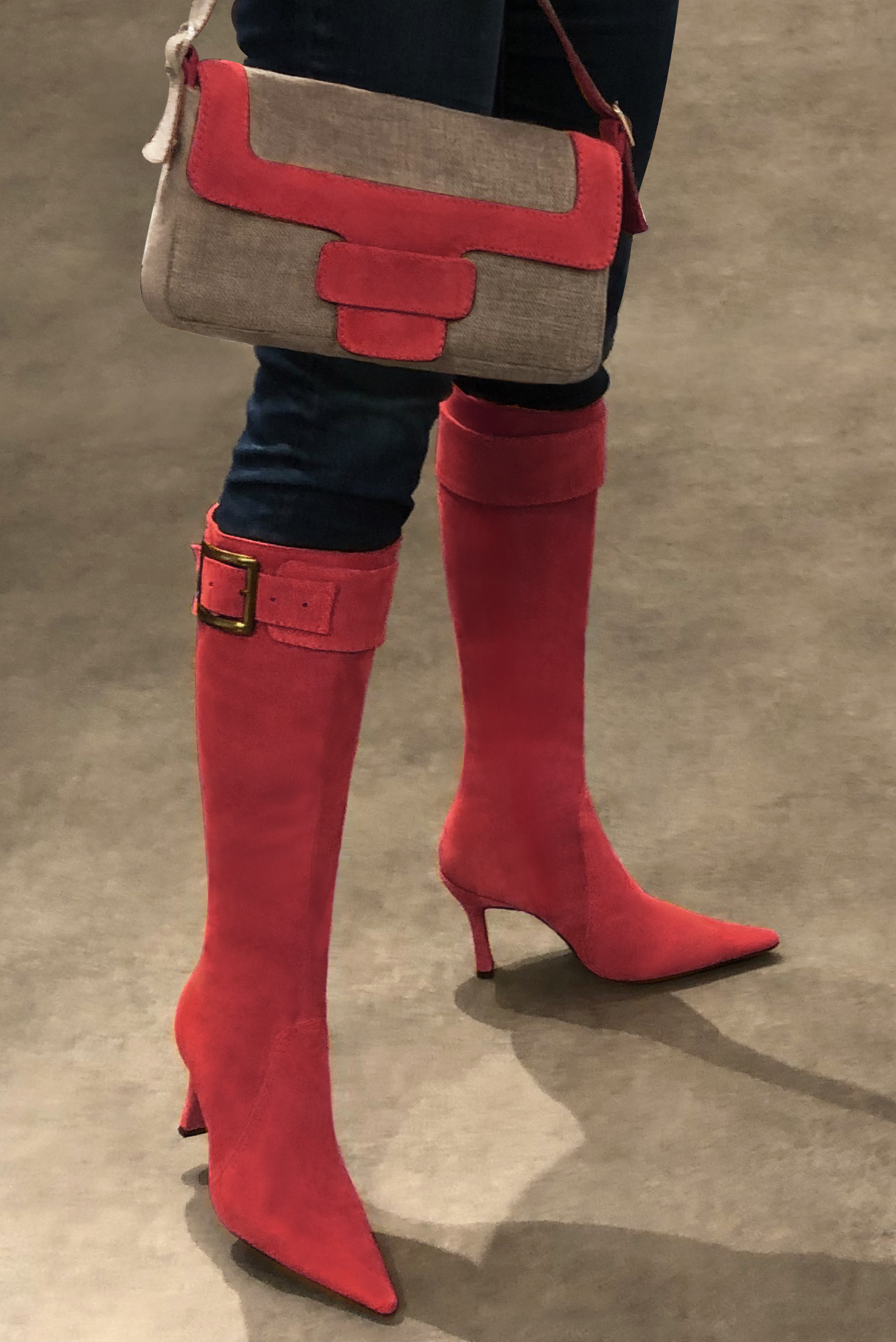 Tan beige and scarlet red women's dress handbag, matching pumps and belts. Worn view - Florence KOOIJMAN